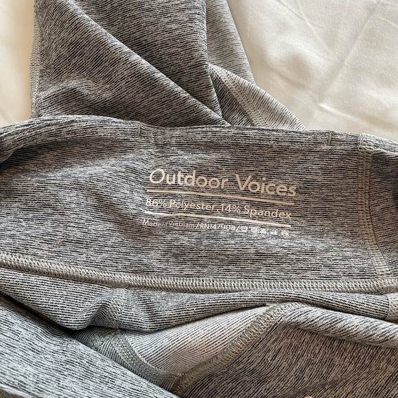 Outdoor Voices Two-Toned Warm Up Leggings in Dove and Ash - Picture 5 of 8